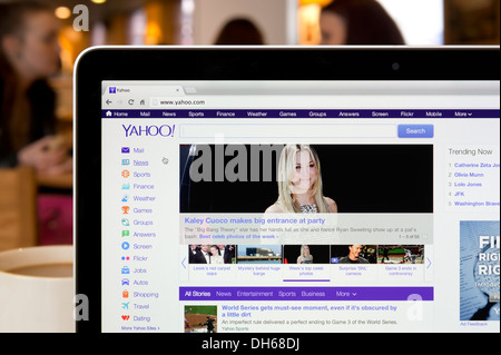 Il sito web di Yahoo shot in una caffetteria ambiente (solo uso editoriale: -print, TV, e-book e Redazione sito web). Foto Stock