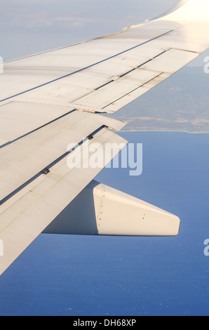 Vista di un'ala di aeroplano illuminatore Foto Stock