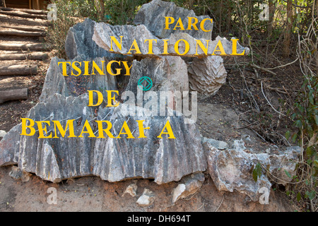 Segno "Parco Nazionale Tsingy de Bemaraha', Tsingy de Bemaraha National Park, all'ingresso al grande Tsingy de Bemaraha Foto Stock