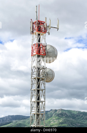 Torre cellulare sulla Montagna Collina Foto Stock