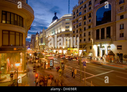 Pedoni e il traffico stradale nel Gran Via, Madrid, Spagna, Europa Foto Stock