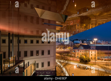 Dettagli del tetto del Museo Nacional Centro de Arte Reina Sofía, architetto Jean Nouvel, la stazione ferroviaria di Atocha su Foto Stock