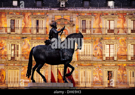 Plaza Mayor, 1619, la statua equestre di Filippo III di Giovanni Bologna, di fronte alla Casa Panaderia decorata con affreschi Foto Stock