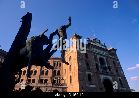 Arena Las Ventas a Plaza de Toros, monumento fighting bull e matador, Madrid, Spagna, Europa Foto Stock