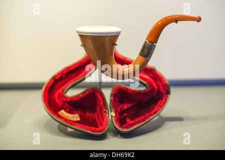Woodrow Wilson Princeton Pipe Washington DC // WASHINGTON DC — Una Princeton Pipe donata a Woodrow Wilson in mostra al Woodrow Wilson Presidential Memorial Exhibit and Learning Center nel Ronald Reagan Building. Questa pipa cerimoniale rappresenta il collegamento significativo di Wilson con l'Università di Princeton, dove ha servito come professore e in seguito come presidente dell'università dal 1902 al 1910 prima di entrare in politica. Il memoriale, situato nel centro di Washington DC, ospita manufatti e mostre commemorative del 28° presidente americano che ha guidato la nazione dal 1913 al 1921. Foto Stock
