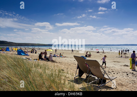 Bagnanti sulla Atlantic Beach di Finisterre, Bretagna Francia, Europa publicground Foto Stock