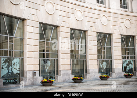 WASHINGTON DC, Stati Uniti d'America - l'esterno del Woodrow Wilson Presidential Memorial mostre e centro di apprendimento in Ronald Reagan edificio nel centro di Washington DC. Il Memoriale commemora il 28° presidente Americano. Incisa nel vetro sono fotografie di Woodrow Wilson. Foto Stock