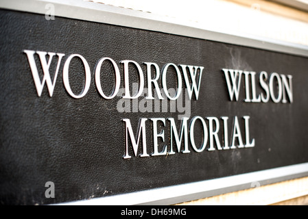 WASHINGTON DC, Stati Uniti d'America - il principale segno presso la Woodrow Wilson Presidential Memorial mostre e centro di apprendimento in Ronald Reagan edificio nel centro di Washington DC. Il Memoriale commemora il 28° presidente Americano. Foto Stock