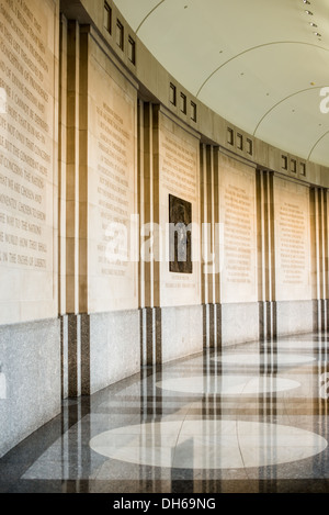 Woodrow Wilson Memorial Hallway Washington DC | WASHINGTON D.C., Stati Uniti — citazioni da Woodrow Wilson line un corridoio curvo presso il Woodrow Wilson International Center for Scholars, il memoriale ufficiale della nazione al 28 ° presidente. Il Congresso istituì il centro nel 1968 come "memoriale vivente", favorendo un'istituzione accademica in corso rispetto a una statua o monumento tradizionale. Un ritratto in bronzo di Wilson segna la parete calcarea incisa tra i passaggi tratti dai suoi discorsi. Foto Stock