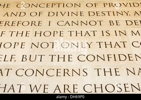 Woodrow Wilson Presidential Memorial Hallway Washington DC // WASHINGTON DC — il Memorial Hallway presso il Woodrow Wilson Presidential Memorial Exhibit and Learning Center nel Ronald Reagan Building nel centro di Washington DC. Questo corridoio interno funge da componente chiave del memoriale in onore di Woodrow Wilson, che è stato il 28° presidente degli Stati Uniti dal 1913 al 1921. Il corridoio collega varie mostre che descrivono la vita di Wilson, la presidenza, il suo ruolo significativo nella prima guerra mondiale e la creazione della società delle Nazioni. Foto Stock
