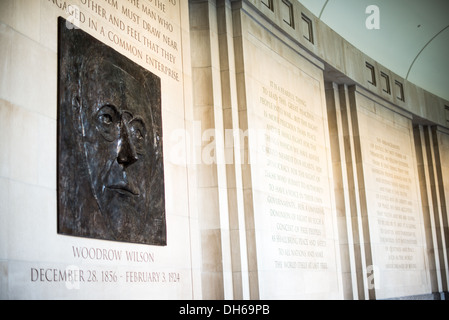 Woodrow Wilson Memorial Hallway Washington DC // WASHINGTON DC — il Memorial Hallway presso il Woodrow Wilson Presidential Memorial Exhibit and Learning Center nel Ronald Reagan Building nel centro di Washington DC. Questo corridoio interno funge da componente chiave del memoriale in onore di Woodrow Wilson, che è stato il 28° presidente degli Stati Uniti dal 1913 al 1921. Il corridoio collega varie mostre che descrivono la vita di Wilson, la presidenza, il suo ruolo significativo nella prima guerra mondiale e la creazione della società delle Nazioni. Foto Stock