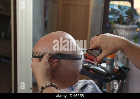 Uomo anziano presso un parrucchiere, un taglio di capelli, BADEN-WUERTTEMBERG Foto Stock