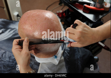 Uomo anziano presso un parrucchiere, un taglio di capelli, BADEN-WUERTTEMBERG Foto Stock