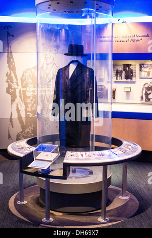 Woodrow Wilson Hat and Coat Exhibit Washington DC // WASHINGTON DC — Un cappello e cappotto del tipo spesso indossati dal presidente Woodrow Wilson in mostra al Woodrow Wilson Presidential Memorial Exhibit and Learning Center nel Ronald Reagan Building. Questi manufatti rappresentano l'abbigliamento formale tipico dell'epoca di Wilson durante la sua presidenza dal 1913 al 1921. Il memoriale, situato nell'area del Triangolo Federale nel centro di Washington DC, presenta vari oggetti personali e mostre che commemorano la vita e l'eredità del 28° presidente americano. Foto Stock