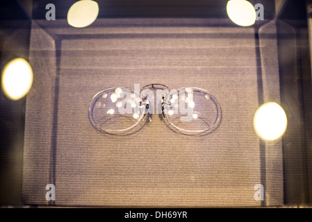 Occhiali Woodrow Wilson Pince-Nez Washington DC // WASHINGTON DC — occhiali Pince-nez indossati dal presidente Woodrow Wilson in mostra al Woodrow Wilson Presidential Memorial Exhibit and Learning Center nel Ronald Reagan Building. Questi occhiali senza montatura furono una caratteristica distintiva dell'apparizione di Wilson durante la sua presidenza dal 1913 al 1921. Il memoriale, situato nell'area del Triangolo Federale nel centro di Washington DC, espone manufatti personali e mostre commemorative del 28° presidente americano che ha guidato la nazione durante la prima guerra mondiale Foto Stock
