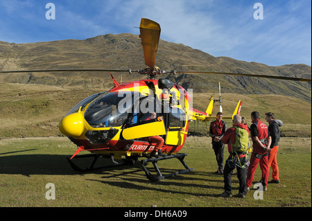 Team della Sécurité Civile Organizzazione del salvataggio preparandosi per il dazio nella Vallée d'Ossoue francesi nella Western Foto Stock