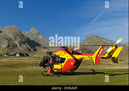 Team della Sécurité Civile Organizzazione del salvataggio preparandosi per il dazio nella Vallée d'Ossoue francesi nella Western Foto Stock