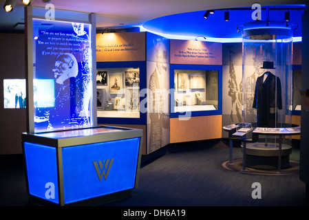 Woodrow Wilson Presidential Memorial Exhibit Washington DC // WASHINGTON DC - mostre presso il Woodrow Wilson Presidential Memorial Exhibit and Learning Center nel Ronald Reagan Building nel centro di Washington DC. Il museo espone manufatti, fotografie e materiali interpretativi che commemorano la vita e la presidenza di Woodrow Wilson, il 28° presidente americano che ha servito dal 1913 al 1921. Questo centro educativo fornisce ai visitatori informazioni sulla leadership di Wilson durante la prima guerra mondiale, sulla sua difesa per la società delle Nazioni e sulle sue politiche interne durante l'era progressista. Foto Stock