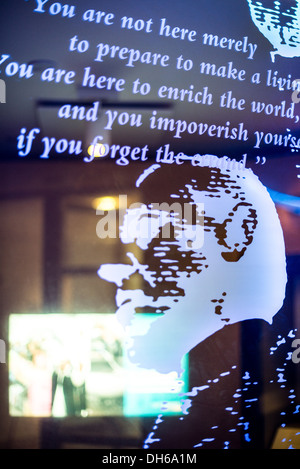 Woodrow Wilson Exhibit Ronald Reagan Building Washington DC // WASHINGTON DC — mostre al Woodrow Wilson Presidential Memorial Exhibit and Learning Center nel Ronald Reagan Building nel centro di Washington DC. Il museo espone manufatti, fotografie e materiali interpretativi che commemorano la vita e la presidenza di Woodrow Wilson, il 28° presidente americano che ha servito dal 1913 al 1921. Questo centro educativo fornisce ai visitatori informazioni sulla leadership di Wilson durante la prima guerra mondiale, sulla sua difesa per la società delle Nazioni e sulle sue politiche interne durante l'era progressista. Foto Stock