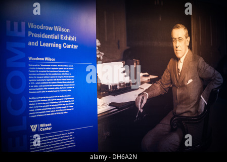 Woodrow Wilson Exhibit Ronald Reagan Building Washington DC // WASHINGTON DC — mostre al Woodrow Wilson Presidential Memorial Exhibit and Learning Center nel Ronald Reagan Building nel centro di Washington DC. Il museo espone manufatti, fotografie e materiali interpretativi che commemorano la vita e la presidenza di Woodrow Wilson, il 28° presidente americano che ha servito dal 1913 al 1921. Questo centro educativo fornisce ai visitatori informazioni sulla leadership di Wilson durante la prima guerra mondiale, sulla sua difesa per la società delle Nazioni e sulle sue politiche interne durante l'era progressista. Foto Stock
