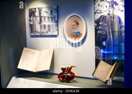 Il Woodrow Wilson Presidential Museum espone Washington DC // WASHINGTON DC — mostre al Woodrow Wilson Presidential Memorial Exhibit and Learning Center nel Ronald Reagan Building nel centro di Washington DC. Il museo espone manufatti, fotografie e materiali interpretativi che commemorano la vita e la presidenza di Woodrow Wilson, il 28° presidente americano che ha servito dal 1913 al 1921. Questo centro educativo fornisce ai visitatori informazioni sulla leadership di Wilson durante la prima guerra mondiale, sulla sua difesa per la società delle Nazioni e sulle sue politiche interne durante l'era progressista. Foto Stock