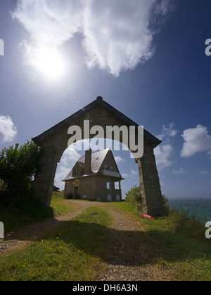 Casa bretonne sulla costa della baia di Douarnenez, Finisterre, Bretagna Francia, Europa publicground Foto Stock