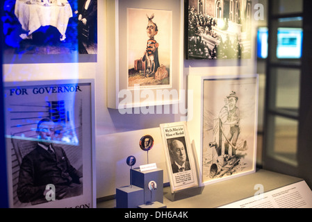 Woodrow Wilson Presidential Exhibit Washington DC // WASHINGTON DC - mostre presso il Woodrow Wilson Presidential Memorial Exhibit and Learning Center nel Ronald Reagan Building nel centro di Washington DC. Il museo espone manufatti, fotografie e materiali interpretativi che commemorano la vita e la presidenza di Woodrow Wilson, il 28° presidente americano che ha servito dal 1913 al 1921. Questo centro educativo fornisce ai visitatori informazioni sulla leadership di Wilson durante la prima guerra mondiale, sulla sua difesa per la società delle Nazioni e sulle sue politiche interne durante l'era progressista. Foto Stock