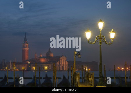 Gondole di fronte alla chiesa di san giorgio maggiore, molo della piazzetta san marco, piazza san marco, venedig, venezia Foto Stock