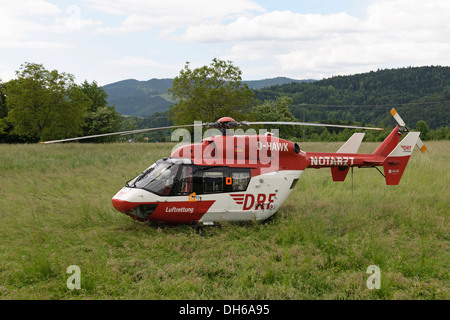 Salvataggio in elicottero in azione dopo un grave incidente, Kirchzarten, Baden-Württemberg, Germania Foto Stock