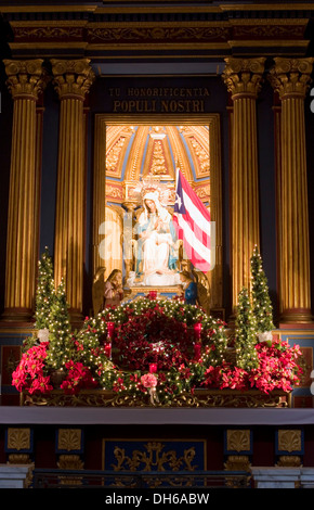 Madonna della Provvidenza e Puerto Rico bandiera, San Juan (Cattedrale di San Giovanni Battista), la Città Vecchia di San Juan, Puerto Rico Foto Stock