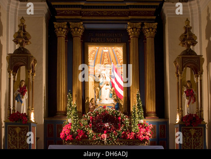 Madonna della Provvidenza e Puerto Rico bandiera, San Juan (Cattedrale di San Giovanni Battista), la Città Vecchia di San Juan, Puerto Rico Foto Stock