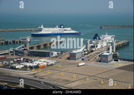 Kent, Inghilterra. Luglio 2013 il veicolo e i traghetti passeggeri a Dover porto internazionale. Kent. Foto Stock