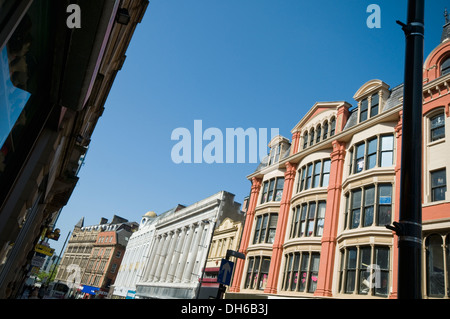 Vista lungo Oldham Street a Manchester in Inghilterra, Regno Unito, con Afflecks mercato coperto sul lato destro Foto Stock