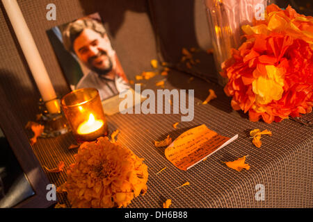 New York, NY, 31 ottobre 2013. Una fotografia di un uomo e di una nota manoscritta sull altare commemorarlo. In primo piano è un tradizionale tagete arancione. Credit: Ed Lefkowicz/Alamy Live News Foto Stock