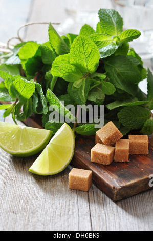 Ingredienti per cocktail mojito su sfondo di legno Foto Stock