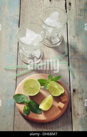 Ingredienti per cocktail mojito su sfondo di legno Foto Stock