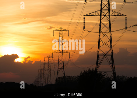 Tralicci di energia elettrica al tramonto, Nr Hinkley Point, Somerset Foto Stock