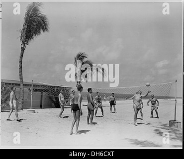 Fotografia di una partita di pallavolo tra membri del Presidente Truman di vacanza parte da Key West, Florida, (a sinistra per... 199043 Foto Stock