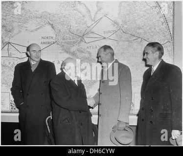 Una fotografia storica cattura il primo ministro britannico Winston Churchill stringendo la mano al Segretario di Stato americano Dean Acheson, simboleggiando le relazioni diplomatiche tra il Regno Unito e gli Stati Uniti. Foto Stock
