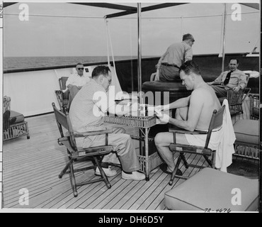 Fotografia di membri del Presidente Truman del partito di vacanza rilassante sul ponte del Presidente's yacht, STATI UNITIS.... 199027 Foto Stock