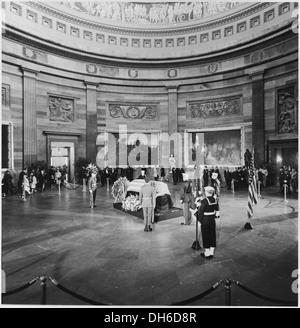 Una foto solenne della bara del presidente John F. Kennedy che giace nello stato nella Capitol Rotunda. Questa immagine storica segna il lutto pubblico del 35° presidente della nazione dopo il suo assassinio nel 1963. Foto Stock