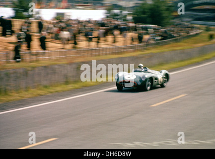 Stirling Moss-Jack Brabham Aston Martin DBR1-300 nella curva Dunlop appena dopo il pit area, Le Mans, Francia 22 giugno 1958. Foto Stock