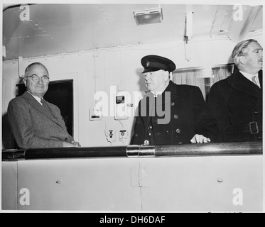 Il presidente Truman, il primo ministro britannico Winston Churchill e il ministro degli Esteri Anthony Eden sono raffigurati insieme, riflettendo le relazioni diplomatiche tra gli Stati Uniti e il Regno Unito. Foto Stock