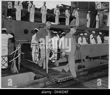 Fotografia del Presidente Truman e flotta ammiraglio William Leahy lasciando il Museo della Portaerei U.S.S. SARSFIELD a Key West Florida,... 200606 Foto Stock