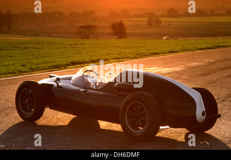 Cooper-Climax T51, Donington Park, Loop di Melbourne circa 1978 durante i test da Phil Hill per la circolazione su strada e per via magazine Australia. Foto Stock