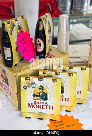 Birra Moretti birre in bottiglia in vendita presso il Festival Italiano 21 sept 2013, Peterborough, Inghilterra Foto Stock