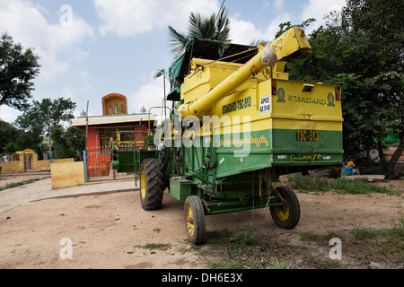 Indian mietitrebbia in un villaggio rurale. Andhra Pradesh, India Foto Stock