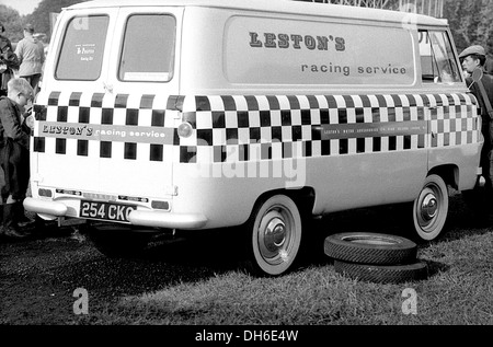 Les Leston batterista jazz, driver racing e rivenditore di accessori e abbigliamento. Mobile shop, Crystal Palace, Inghilterra 1958. Foto Stock