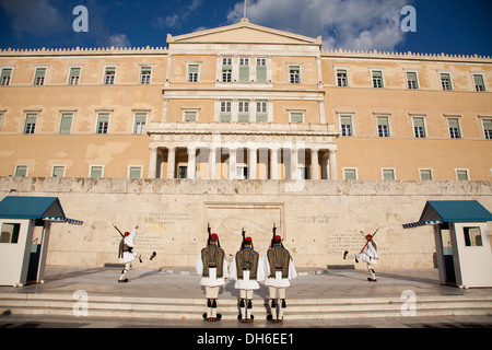 Cambio della guardia, il palazzo del parlamento, piazza sintagmatos, distretto di Syntagma, Atene, Grecia, Europa Foto Stock