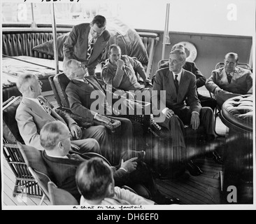 Fotografia del Presidente Truman su il fiocco del suo yacht, il Museo della Portaerei U.S.S. WILLIAMSBURG, chattare con i membri del suo... 198612 Foto Stock